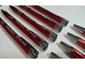 Stylo bille rouge en aluminium avec marquage par gravue laser sur le corps du produit pour JuriFidu � lausanne